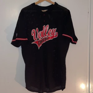 Retro Baseball tröja  - Retro baseball tröja från en lokal skola i USA. Inhandlad i LA. Storlek XL i bra skick.