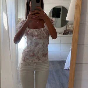 Topp  - Säljer denna söta topp med blommigt mönster🌸🍋🌊