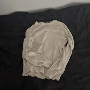 Beige stickad tröja Oscar Jacobson - Snygg beige stickad tröja från Oscar Jacobson, Den är använd kanske max 4 gånger för längesen den är i helt ny skick utan defekter säljer den eftersom använder den inte. Nypris 1200 mitt pris 550 om du har nån fundering skriv 👍