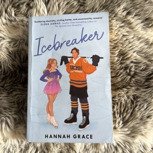Icebreaker - En charmig, och underhållande college romance som tagit TikTok med storm! När konståkerskan Anastasia tvingas dela ishall med skolans hockeylag sätts hennes perfekta rutiner på prov. En enemies-to-lovers berättelse full av kemi, humor och hjärta. Perfekt för dig som älskar sportromance och feelgood med lite hetta.