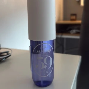 Sol de Janeiro Cheirosa 59  - Fräsch parfymmist från Sol de Janeiro i modellen Cheirosa 59. Flaskan är lila med vit kork och har en modern, rundad form. Perfekt för dig som gillar tropiska och söta dofter. Noter av vanilj orkidé, socker, viol och sandelträ! Endast sprejad ca 3 gånger!