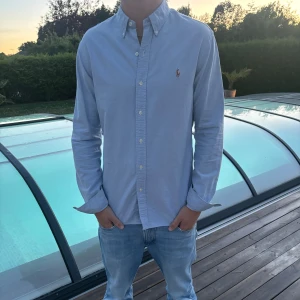 Ralph Lauren skjorta - Säljer nu en riktigt fräsch Raffe skjorta i riktigt bra skick, modellen är slim fit. Hör av dig vid minsta lilla fundering🙌