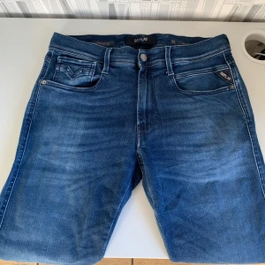 Replay anbass - Tjena, säljer mina Replay Jeans i den trendiga modellen anbass. Jeansen är knappt använda, cond 9/10. Nypris: 1799kr, hör av er vid minsta intresse//Anton