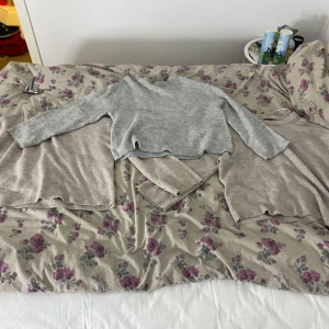 Beige stickad tröja från 157, M - 2 st stickad tröjor från lager 157. Nästa hela oanvända. Köpa både för 150, annars 150 kr st.