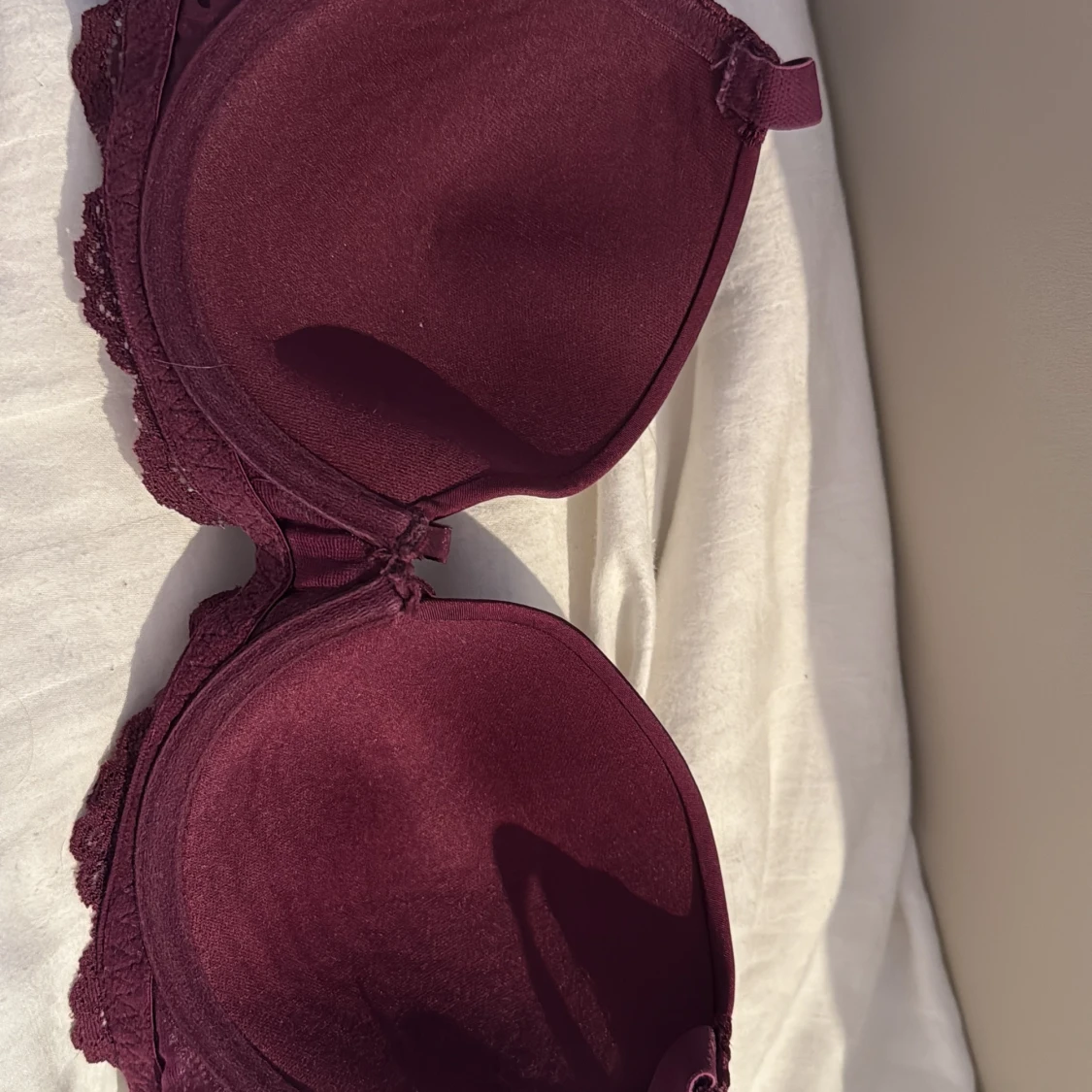 Vinröd spets-bh C70 från Cubus  - 1