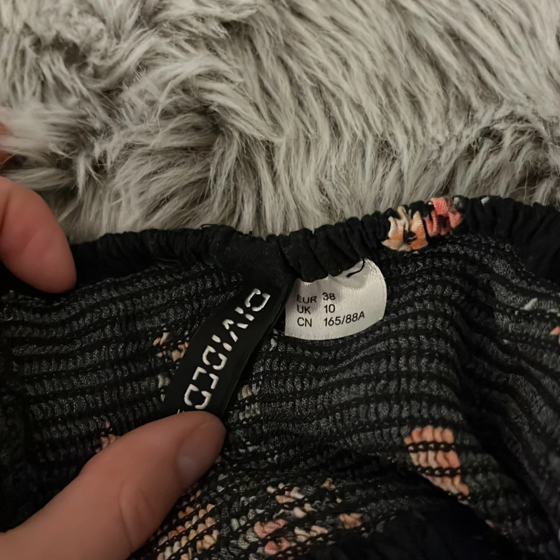 Svart blommig linnetopp från Divided!! - 2