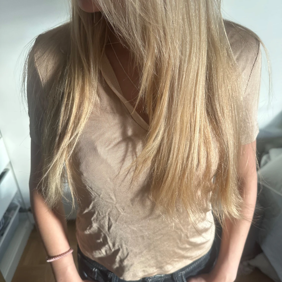 Beige ribbad topp med v-ringning - 1