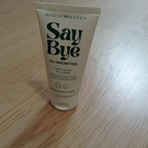 Makeup Mekka Say Bye Exfoliating Gel - Exfolierande gel-skrubb från Makeup Mekka, 50 ml. Innehåller ekologisk aloe vera-gel, aprikoskärnpulver, rispulver och AHA-syra. Kommer i en vit tub med grön text och praktiskt snäpplock. Perfekt för att fräscha upp huden och ge glow. Har använt 