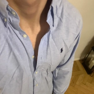 Blå skjorta från Ralph Lauren - Säljer en klassisk ljusblå skjorta från Ralph Lauren i storlek S/M. (Passar inte storlek XL !! ) har själv storlek S/M skulle säga den passar dig om du har den storleken. 