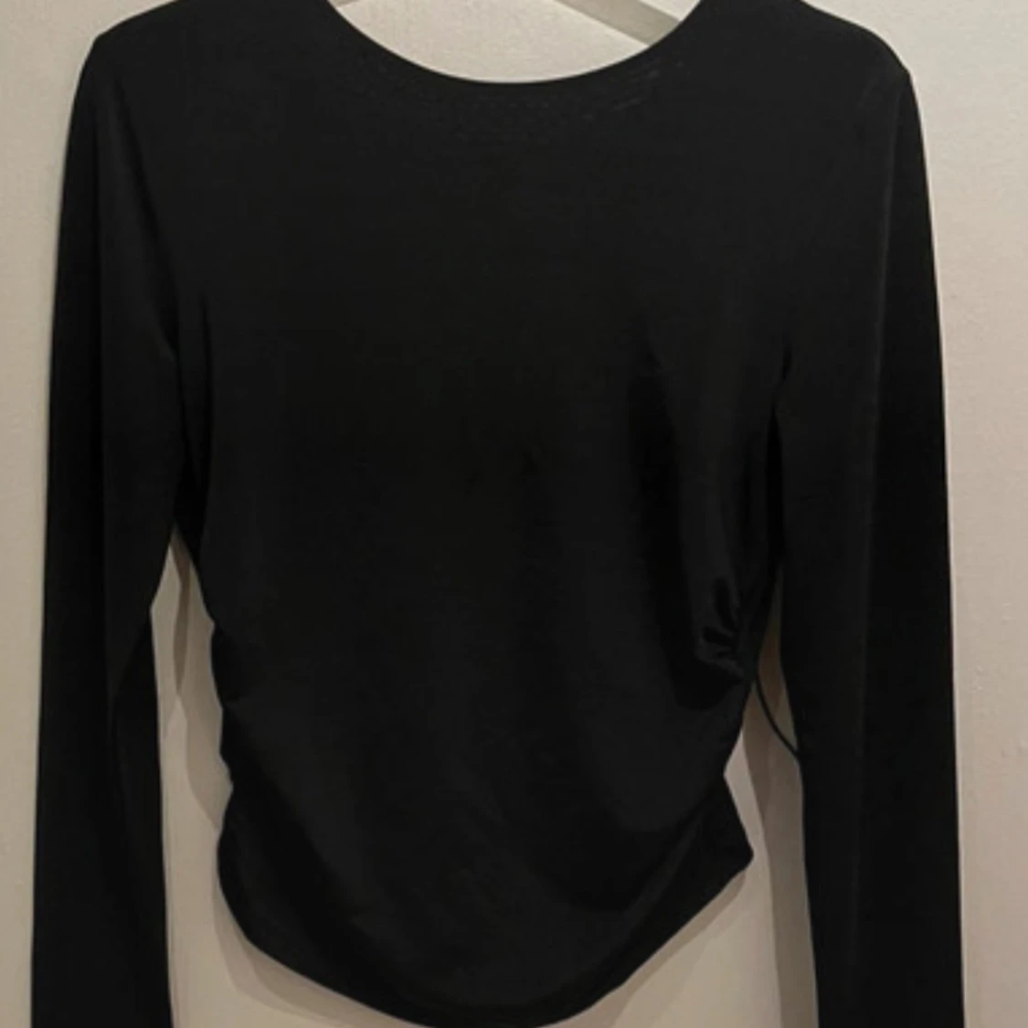 Svart långärmad topp med öppen rygg