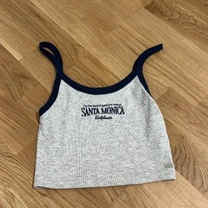 Grå och marinblå linnetopp från Pull&Bear -  en snygg grå linnetopp🫶🏻