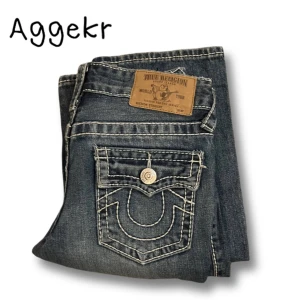 True Religion Jeans Bootcut Lågmidjade - Sjukt fina True Religion Jeans, Lågmidjade och bootcut, strlk 10 men passar w24🫶 Inga skador, skriv ifall du har frågor🙏