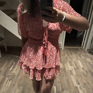 Zara klänning  - Säljer denna fina röd/rosa zara klänning i storlek M 🩷TRYCK GÄRNA PÅ KÖP NU! Köparen står för frakt💕