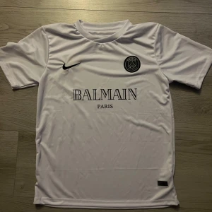 Psg x Balmain - Säljer en helt oanvänd Psg x balmain fotbollströja strl. L