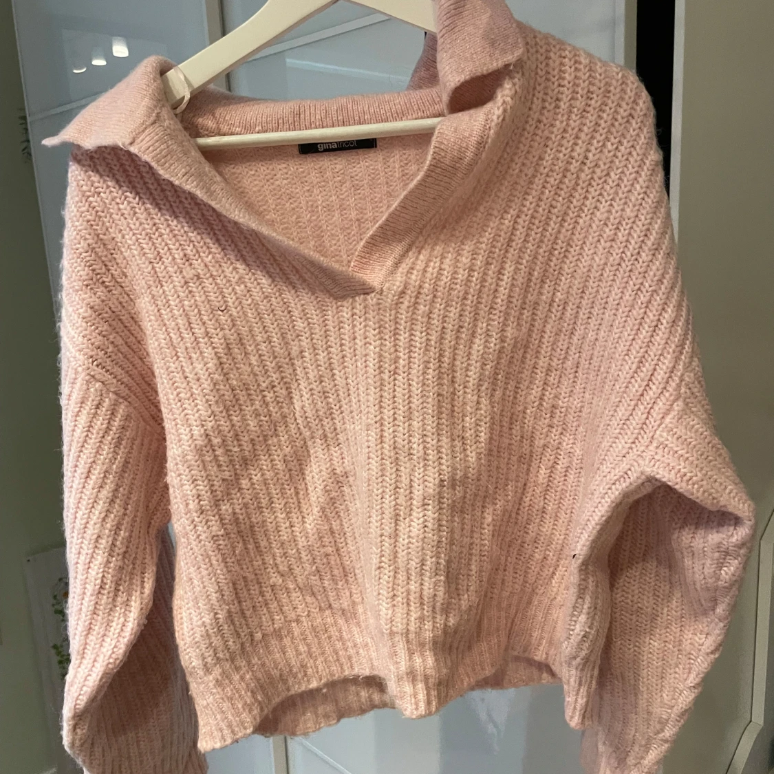 Rosa stickad tröja från Gina Tricot