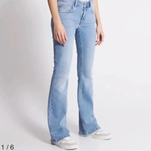 Ljusblå bootcut jeans - Low boot från lager 157, använda ca 2 gånger och som nya! Nypris 400, pris går att diskutera. Storlek S short