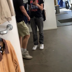 Svarta Levis 501 jeans - Snygga svarta Levis 501 jeans med klassisk design. De har en rak passform och är perfekta för en stilren look. Jeansen har fem fickor och en knappgylf. W:32 L: 32