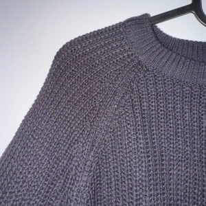 Svart stickad tröja från The Black Label Collection - Aldrig använd! Säljer en stilren svart stickad tröja från The Black Label Collection. Tröjan har en klassisk rund hals och långa ärmar, perfekt för kyligare dagar. Den är mjuk och bekväm, vilket gör den till ett måste i garderoben. Passar till både jeans och kjol!