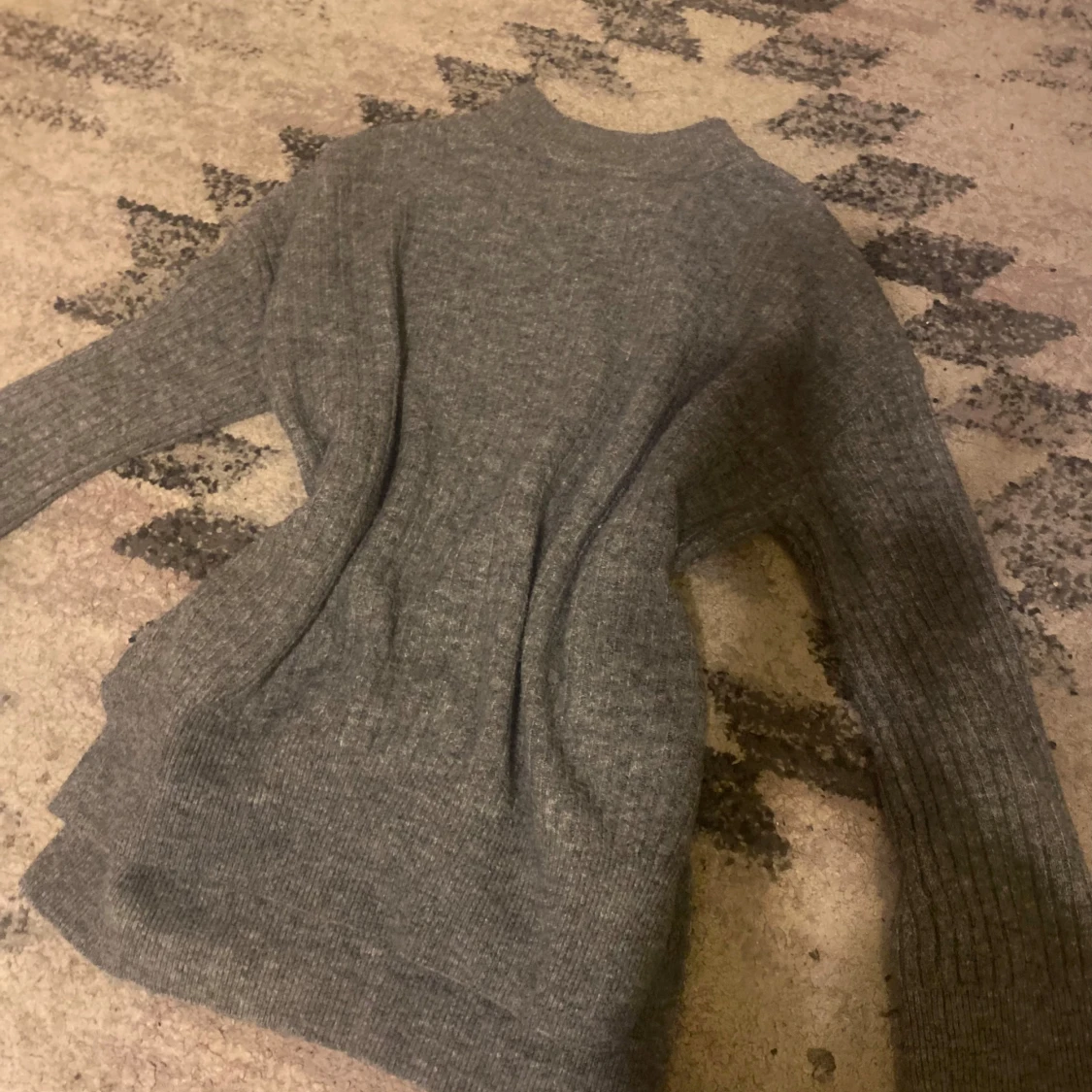 Grå stickad tröja - 1