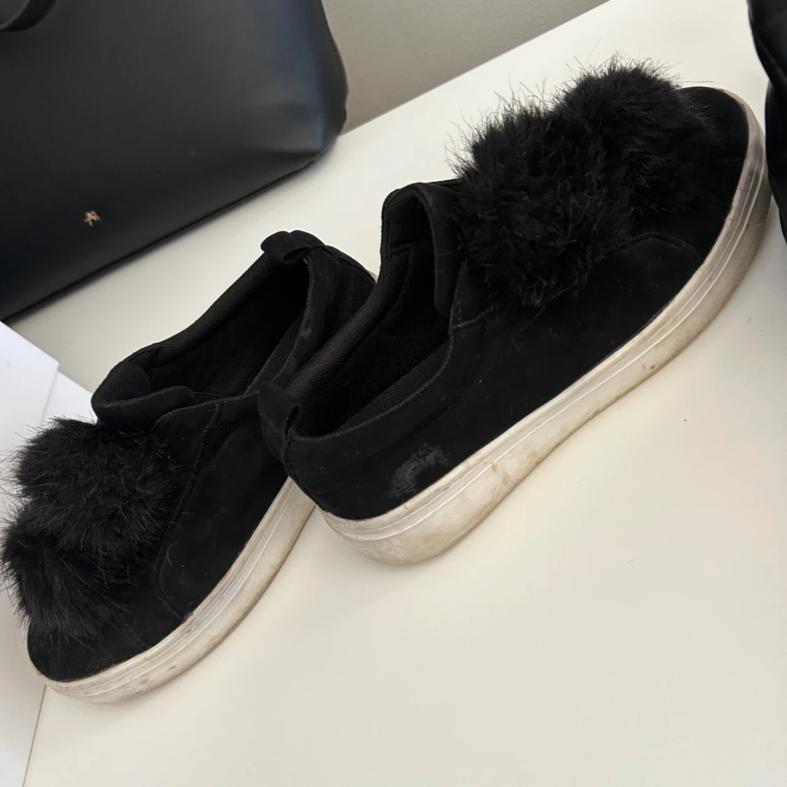 Svarta sneakers med pälsdetalj - 2