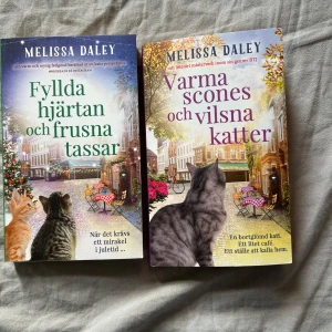 Fyllda hjärtan och frusna tassar & Varma scones och vilsna katter - Två charmiga böcker av Melissa Daley: 'Fyllda hjärtan och frusna tassar' och 'Varma scones och vilsna katter'. Perfekta för kattälskare och de som gillar hjärtevärmande berättelser. Böckerna handlar om gemenskap, kärlek och att hitta hem.