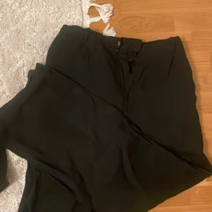 Svarta linnebyxor - Snygga svarta linnebyxor med bra passform. Perfekta för sommaren. Byxorna har en diskret dragkedja och knappar framtill. kostar 500kr på ginas hemsida 