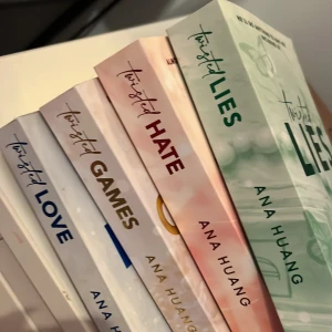 Twisted-serien av Ana Huang, antingen kan man köpa alla i pack, eller mixa och matcha eller köpa endast 1 - Säljer en samling av böcker från Twisted-serien av Ana Huang. Inkluderar titlarna Twisted Love, Twisted Games, Twisted Hate och Twisted Lies. Perfekt för dig som älskar romantik och drama. Böckerna har vackra omslag i olika färger som blått, guld, rosa och grönt., pirs diskuteras 