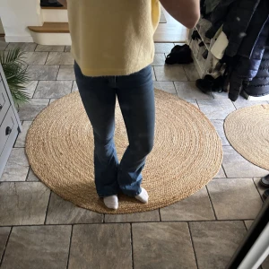 Blå lågmidjade bootcut jeans - Säljer mina lågmidjade bootcut jeans, köpta på veromoda för ett tag sedan, använda fåtal gånger, strlk xs/32