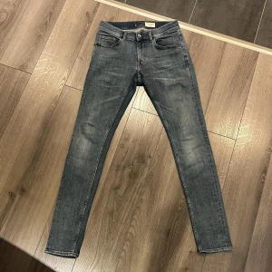 Jeans från Tiger of Sweden - Snygga jeans från Tiger of Sweden i unik färg, design och modell Slim. De har en smal passform och ny pris ligger runt 1500kr. Skriv gärna vid intresse .