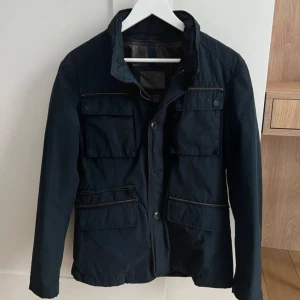 Massimo Dutti Fieldjacket: M - Vintagedelight presenterar: Riktigt fin blå fieldjacka från Massimo dutti i storlek M. Jackan är perfekt till våren, sommaren och hösten och den är i perfekt skick. Pris kan diskuteras🥂