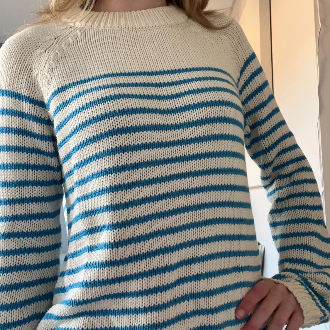 Randig stickad tröja i blått och vitt - 1