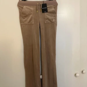 Beige byxor från Juicy Couture - Snygga beige byxor från Juicy Couture.