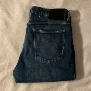 NEUW iggy skinny jeans - Säljer ett par mörkblå NEUW jeans.