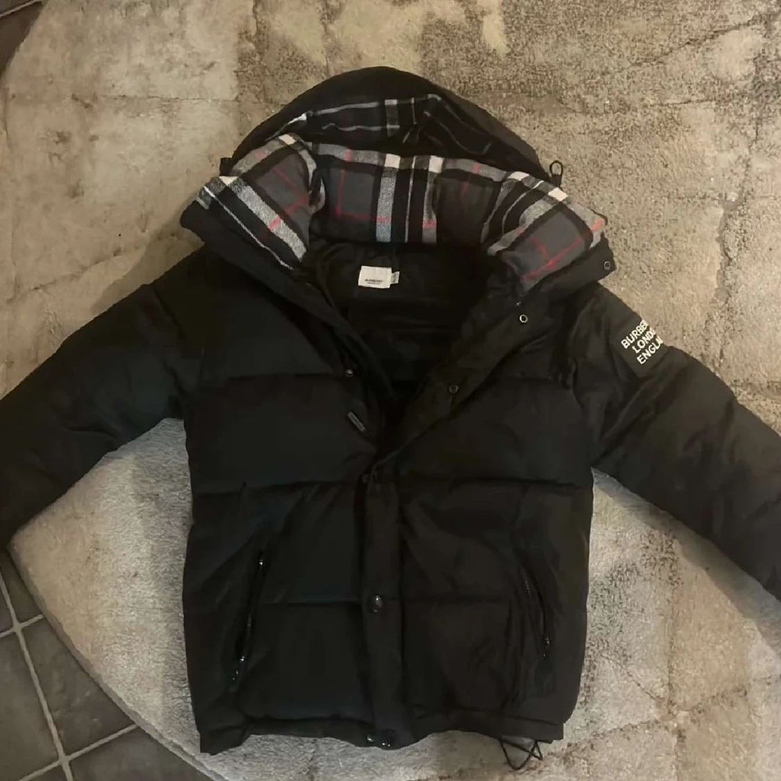 Svart dunjacka från Burberry