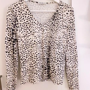 Leopardmönstrad tröja från Betty Barclay - Snygg leopardmönstrad tröja från Betty Barclay med v-ringning. Storlek står ej men passar mellan xs-m typ. Har använt en gång. Skriv vid frågor eller intresse! 