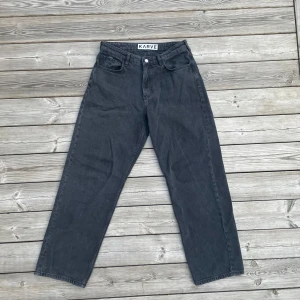 Svarta Baggy Jeans - Säljer dessa riktigt feta jeans för bara 99kr. De är i bra skick utan några skador eller fläckar. Storleken är waist 29 leg 32.