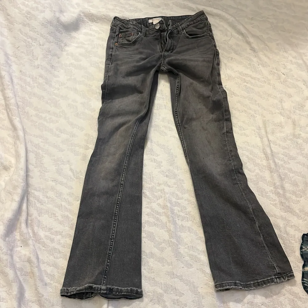 Snygga grå jeans från Gina Tricot med en klassisk femficksdesign. De har en rak passform och är tillverkade i ett slitstarkt denimtyg. Perfekta för en avslappnad stil.. Farkut & Housut.