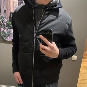 Massimo dutti cardigan - Tja! Säljer en fet cardigan från Massimo Dutti med ett väldigt skönt material. Storlek är XL fast den sitter som en L brukar göra. Denna är i toppskick då den endast är anvånd en gång! Kontakta mig om du undrar nått🙌