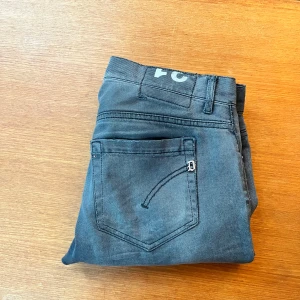 Dondup George - Säljer mina mörkgråa dundup jeans då de snart är för små för mig. Modell: Dondup George. Stl: 31 (passar lätt på folk med 30 och 32) (Jag är 178)  || cond: 7/10 || Ny pris: 3400 || Varit mitt favorit par ett tag men nu och jag har tagit väl hand om dem. Små slitningar finns men sånt man bara ser på nära håll! Hör av er om ni har några frågor och priset är inte satt i sten! 😁
