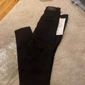 Svarta jeans från Gina Tricot - Snygga svarta jeans från Gina Tricot med en klassisk design. De har en hög midja och en tight passform som framhäver figuren. Perfekta för en stilren look. 3st för 450kr 1för 150kr