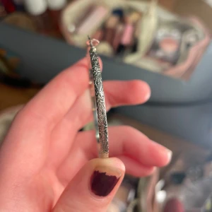 Stora silverfärgade hoop-örhängen - Säljer ett par stora silverfärgade hoop-örhängen med ett subtilt mönster. Perfekta för att ge en stilren touch till din outfit. De är lätta och bekväma att bära hela dagen. Dom är gjorda av nickel. Har aldrig använt dom 💞