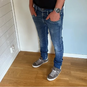 Replay anbass  - Replay anbass jeans köpt på Plick men var för små för mig. Storlek W31 L32. Väldigt bra skick, inga skador eller märken. Skriv för fler frågor!