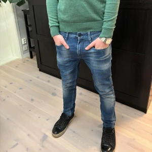 Replay jeans 30/32 - Snygga Replay jeans storlek 30/32 men sitter som 28/32, dom är i mycket bra skick, inga slitningar eller annat.