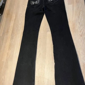 Svarta jeans från Miss Me - Snygga svarta jeans från Miss Me! Använda fåtal gånger. Ny pris 2200kr