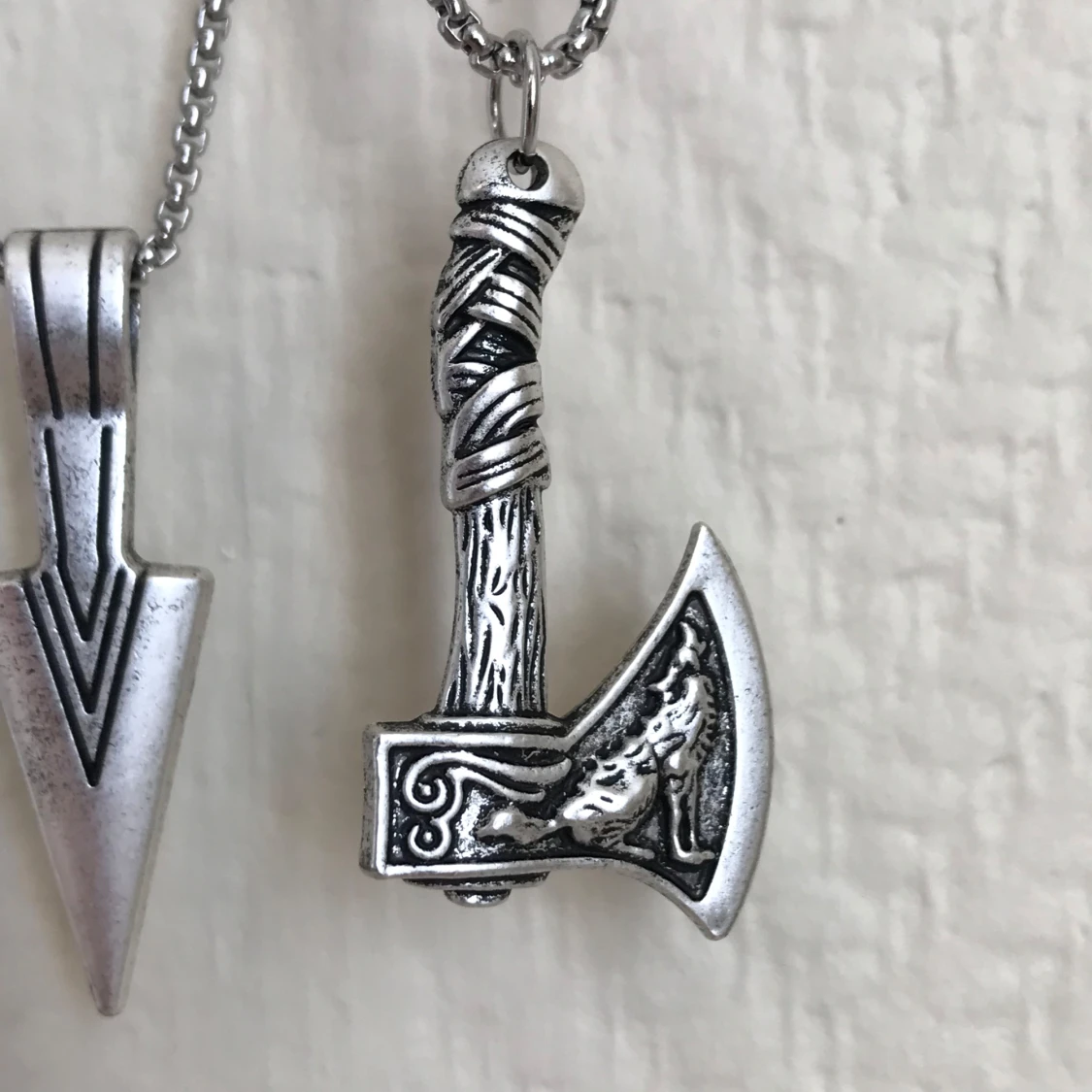 Tre halsband med vikingainspirerade hängen - 1