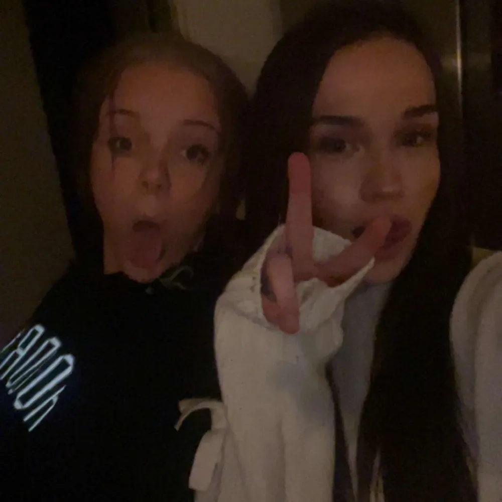 Snygg svart hoodie med stort reflex hoodrich tryck på framsidan och tryck på baksidan . Perfekt för en avslappnad stil och bekväm att bära. Passar bra till jeans eller mjukisbyxor.. Neuletakit & Villapaidat.