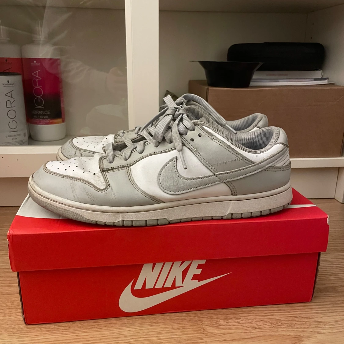 Grå och vita Nike sneakers - 2