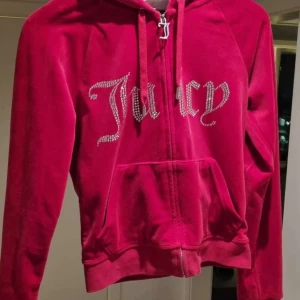 Juicy tröja  - Säljer en äkta Juicy Couture hoodie i storlek XS. Den är röd och har "Juicy" i strass på framsidan. Hoodien är knappast använd och är i mycket gott skick, inga fläckar eller hål. 