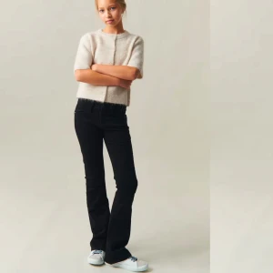 Low boot embroidery jeans - Helt slutsålda och går inte att få tag på, säljer då jag inte får dem till användning❤️ jag är 163 men har valt att sprätta där nere för att dem ska gå över skorna, men jag har sytt med sixaksöm så det inte går upp. Jeansen är i storleken 164 och har resårband i midjan och är väldigt stretchiga. Passar någon som är max 168 cm lång. Ny pris 399kr