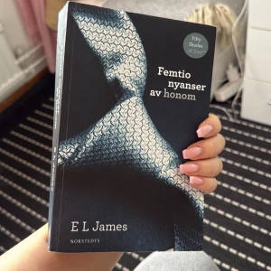 Femtio nyanser av honom - Säljer boken 'Femtio nyanser av honom' av E L James, utgiven av Norstedts. En romantisk och beroendeframkallande berättelse om Anastasia Steele och Christian Grey. Perfekt för dig som gillar spännande och känsloladdade romaner. 